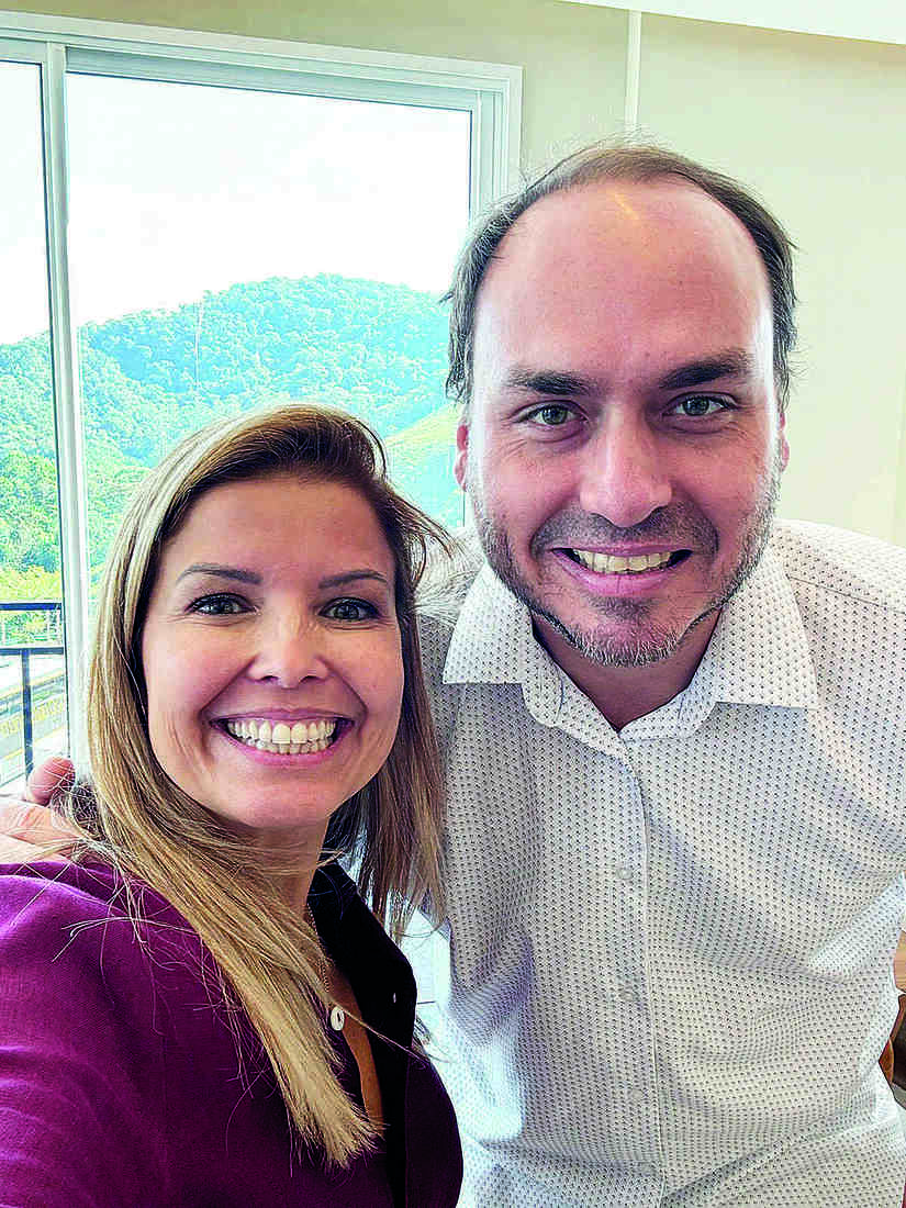 Alyne com o pr&eacute;-candidato Carlos Bolsonaro