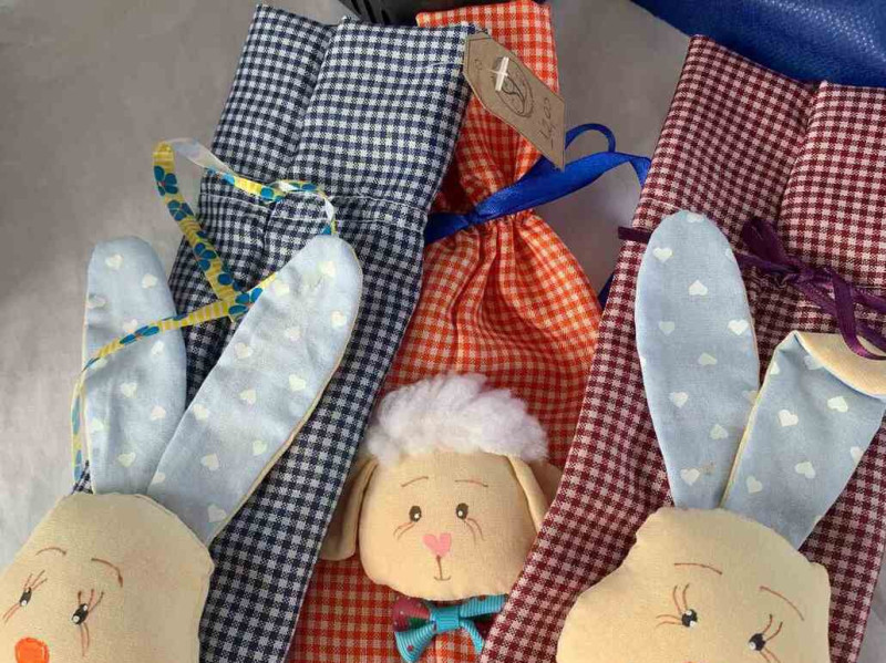 Participam da feira oito artes&atilde;os, expondo e comercializando os mais variados produtos