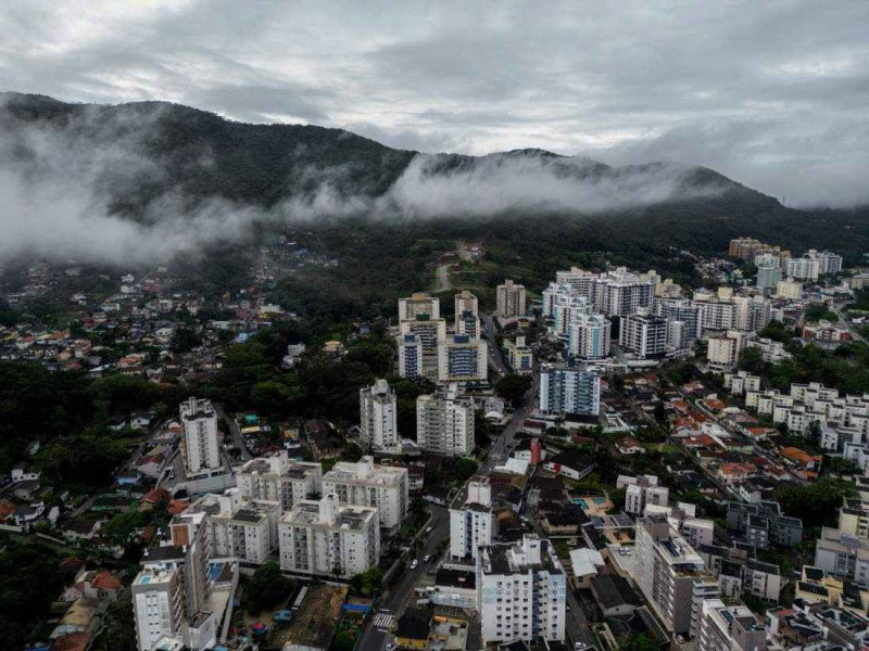 A tend&ecirc;ncia &eacute; um volume alto de chuva e muita nebulosidade nos pr&oacute;ximos meses