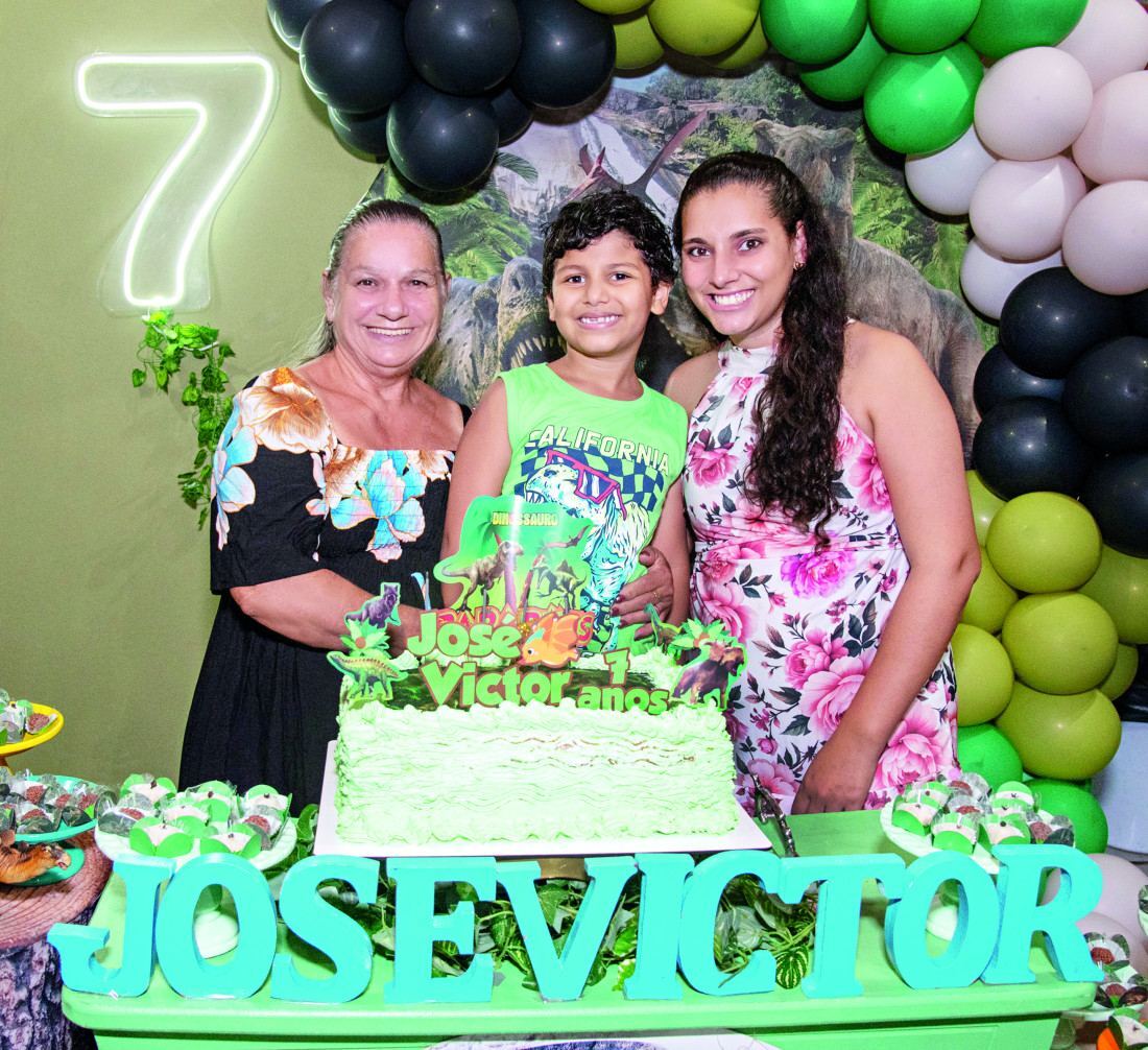 A m&atilde;e Isabel Cristina Santana e a av&oacute; Lurdinha Santana paparicaram o esperto Jos&eacute; Vitor Santana Barros