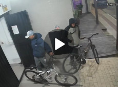 Os dois suspeitos chegaram de bicicleta ao pr&eacute;dio onde morava o empres&aacute;rio