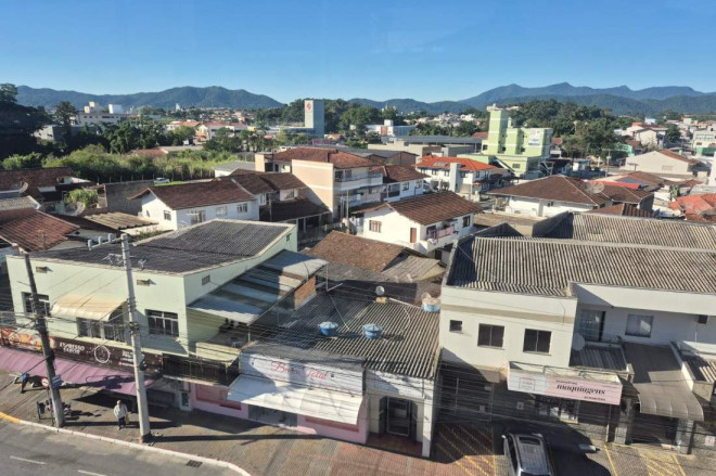 Neste momento, faz sol em Gaspar e a temperatura est&aacute; em torno de 10&ordm; C