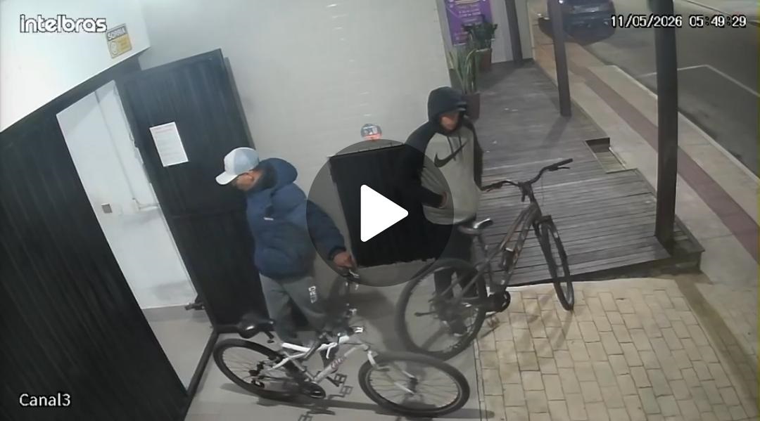 Os dois suspeitos chegaram de bicicleta ao prédio onde morava o empresário