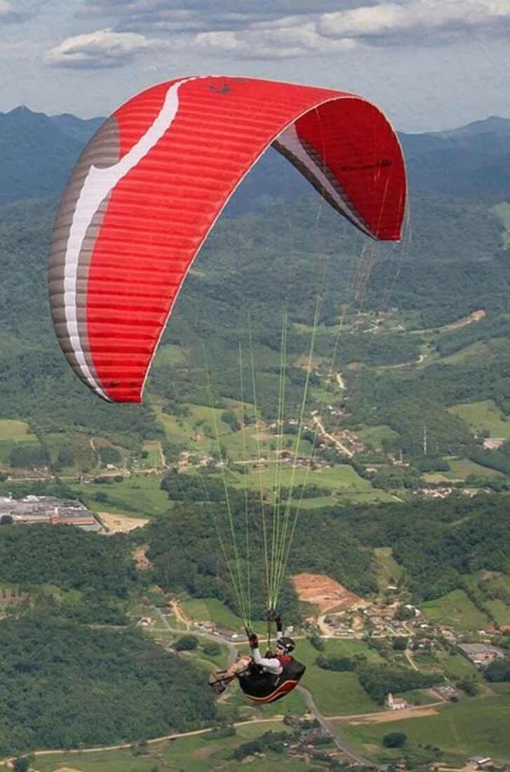 O Festival de Parapente de Gaspar &eacute; o mais antigo do Brasil