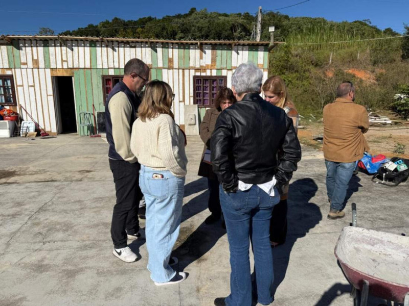 As equipes da Prefeitura identificaram diversas irregularidades no local e encaminharam as fam&iacute;lias para os servi&ccedil;os de acolhimento social do munic&iacute;pio