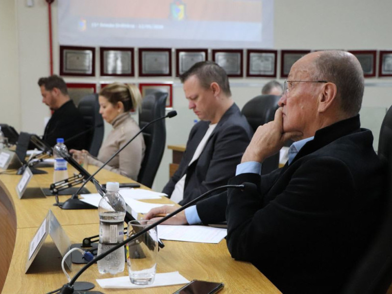 O vereador Carlos Bornhausen (1&ordm; &agrave; dir) teve aprovada a Mo&ccedil;&atilde;o de Aplausa a Francis Contabilidade