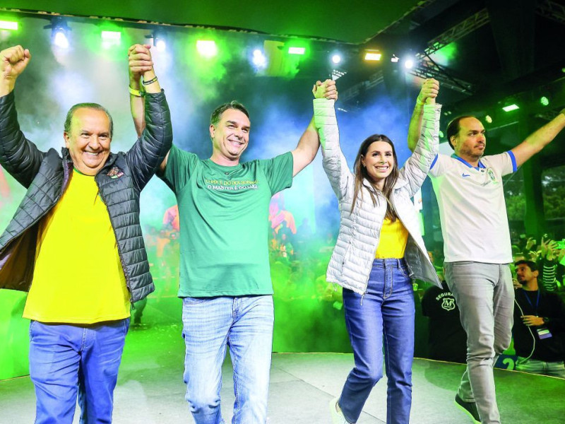 Os pr&eacute;-candidatos: Jorginho, Fl&aacute;vio Bolsonarto, Carol De Toni e Carlos Bolsonaro