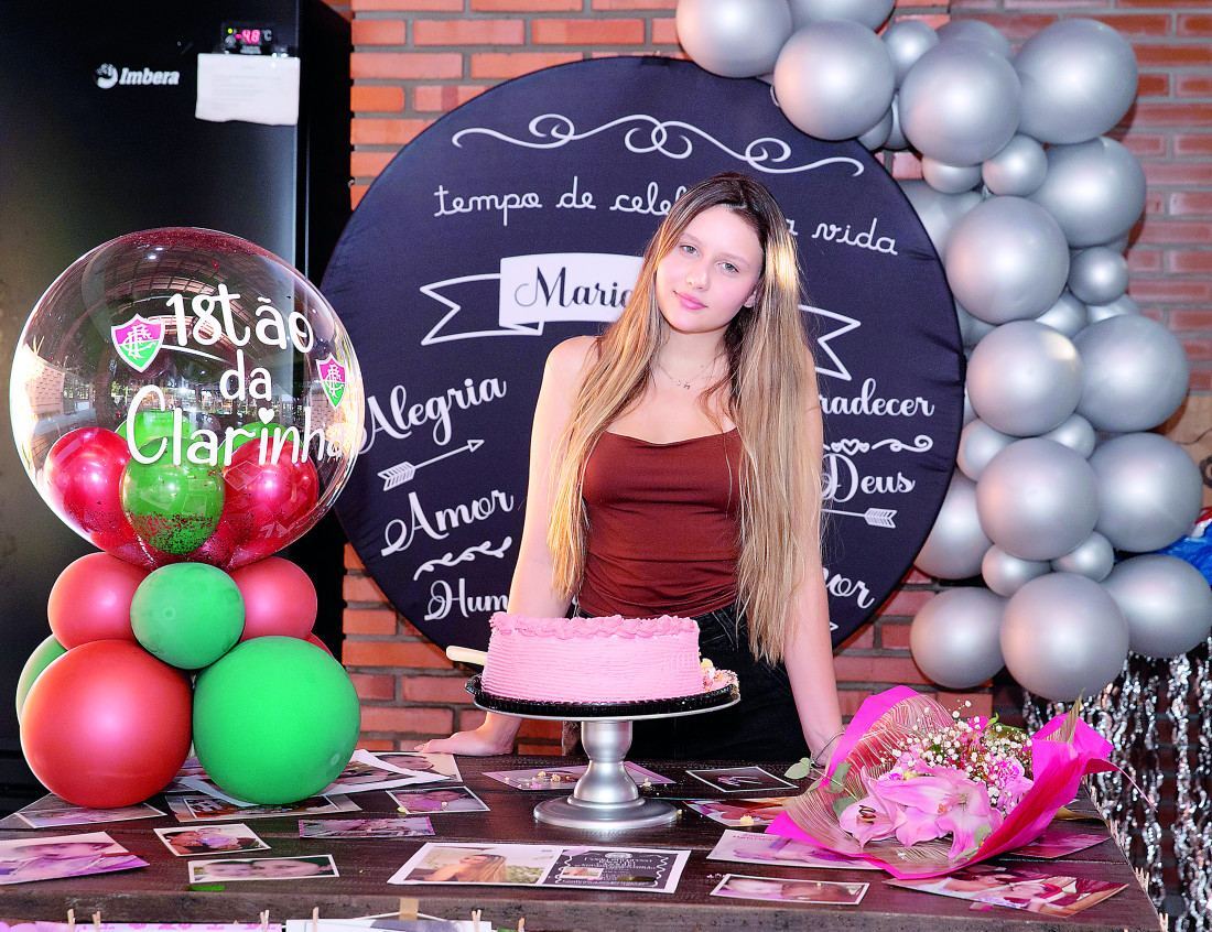 Maria Clara Ad&atilde;o celebrou seus 18 anos, em festa na Associa&ccedil;&atilde;o Lince, cercada de amigos. 