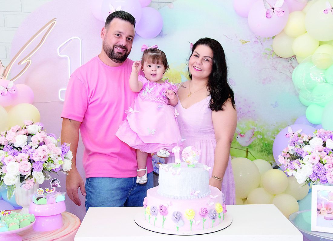 Liz Maria comemorou seu primeiro aninho em uma linda festa realizada no m&ecirc;s de abril, no Espa&ccedil;o Canarinhos. A pequena recebeu o carinho dos pais, David e Mayara, familiares e amigos.