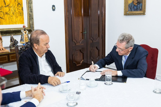 Posse do Secret&aacute;rio de Estado da Insd&uacute;tria Com&eacute;rcio e Servi&ccedil;o Leodegar Tiscoski e Secret&aacute;rio Adjunto da Secret&aacute;ria de Estado da Administra&ccedil;&atilde;o Geovani de Lima. 