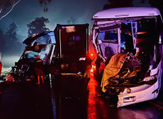 Colis&atilde;o frontal entre caminh&atilde;o e &ocirc;nibus deixou dez pessoas feridas