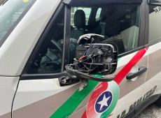 Policiais foram hositlizados e ve&iacute;culo danificados por populares