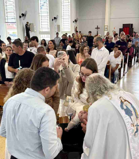 BATISMO DURANTE CELEBRA&Ccedil;&Atilde;O DE NOSSA SENHORA IMACULADA CONCEI&Ccedil;&Atilde;O, PAROQUIA BELA VISTA, EM GASPAR