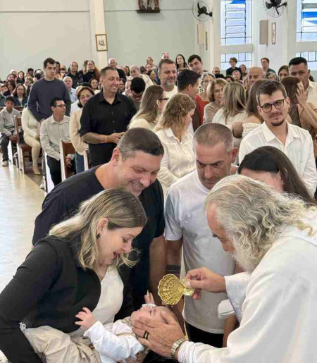 BATISMO DURANTE A CELEBRA&Ccedil;&Atilde;O DE NOSSA SENHORA IMACULADA CONCEI&Ccedil;&Atilde;O, PAROQUIA BELA VISTA, EM GASPAR