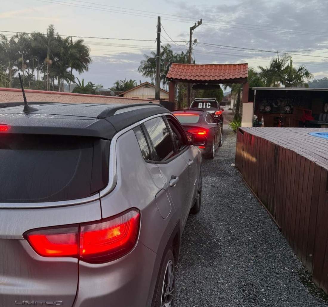 Foram cumpridos mandados de busca e apreensão em três cidades da região
