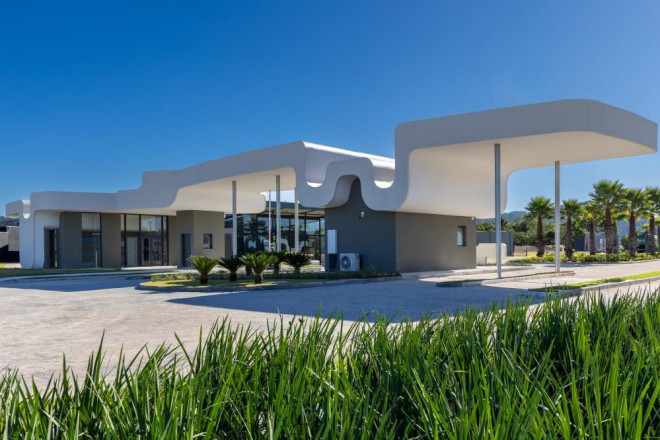 Com investimento de R$90 milh&otilde;es na execu&ccedil;&atilde;o de infraestrutura, o empreendimento em Gaspar (SC) integra natureza, lagos e servi&ccedil;os inclusos