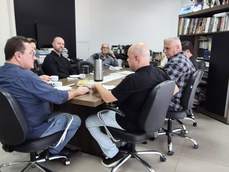 O vice-prefeito de Brusque em visita &agrave; sede do Jornal Metas