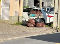 Lixo se acumula nas cal&ccedil;adas da Rua Bar&atilde;o do Rio Branco