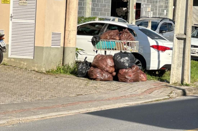 Lixo se acumula nas cal&ccedil;adas da Rua Bar&atilde;o do Rio Branco