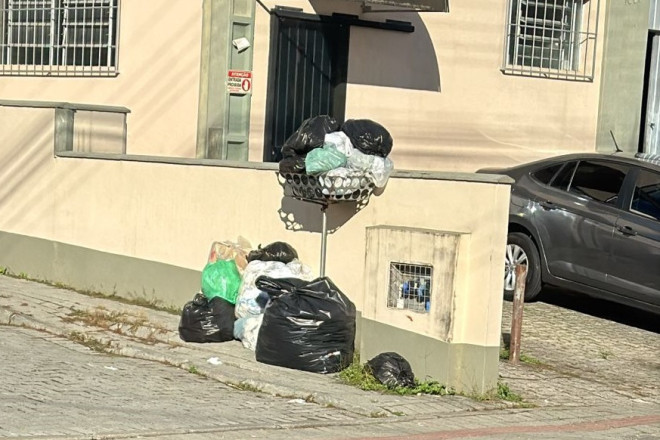 Lixo se acumula nas cal&ccedil;adas da Rua Bar&atilde;o do Rio Branco