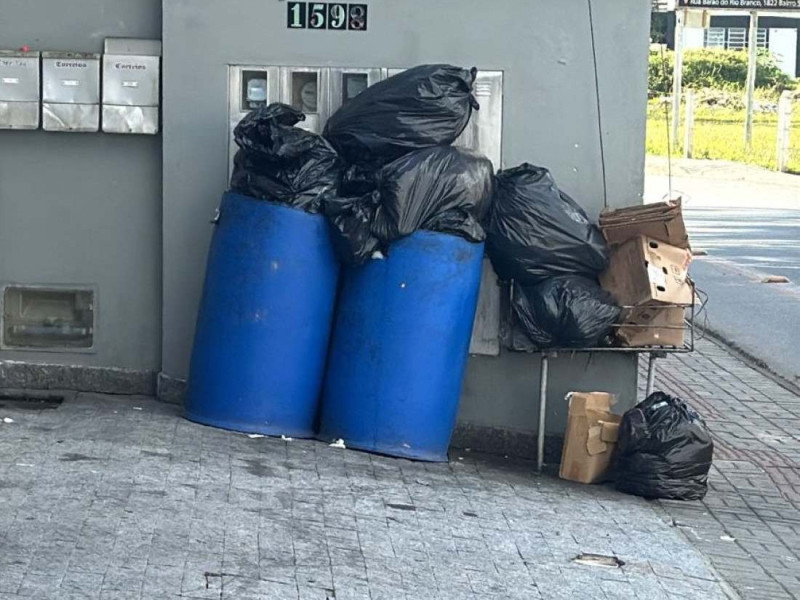Lixo se acumula nas cal&ccedil;adas da Rua Bar&atilde;o do Rio Branco