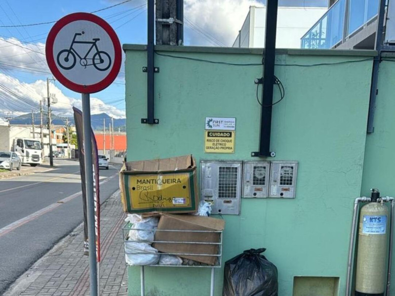 Lixo se acumula nas cal&ccedil;adas da Rua Bar&atilde;o do Rio Branco