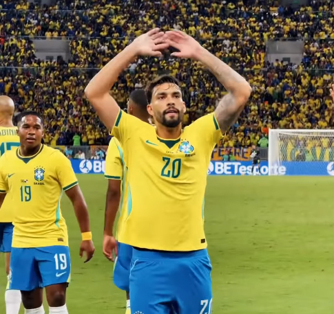 Lucas Paquetá comemora o quarto gol brasileiro