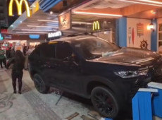 Ve&iacute;culo s&oacute; parou na fachada do restaurante