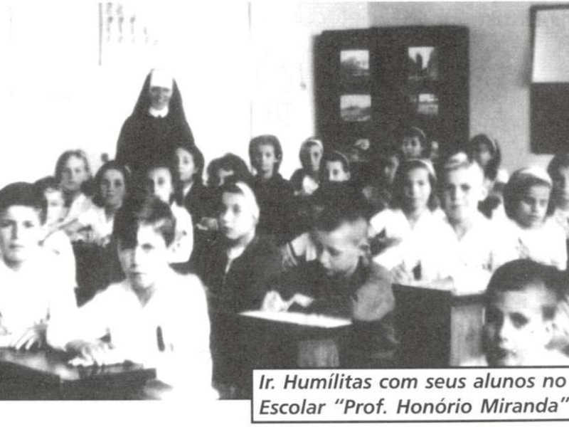 Irm&atilde;s Humil&iacute;tas com alunos nos anos 1950