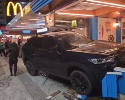 Veículo só parou na fachada do restaurante