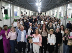 Pais, professores, ex-professores, autoridades e comunidade em geral lotaram o espa&ccedil;o destinado &agrave; sess&atilde;o solene itinerante
