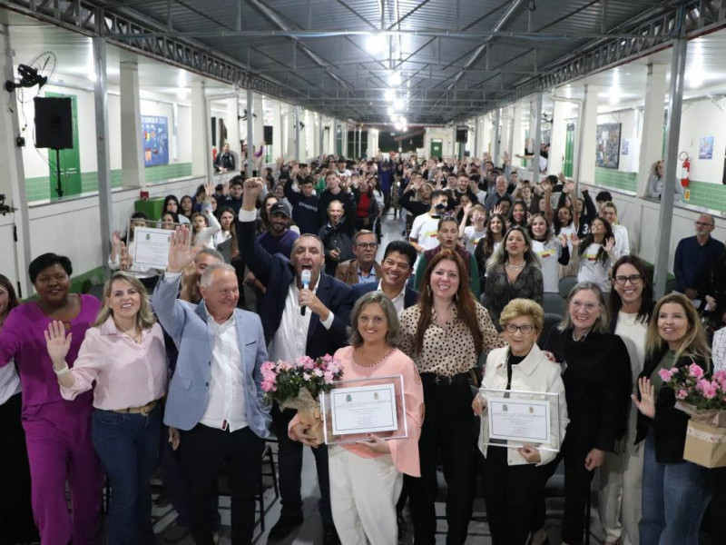 Pais, professores, ex-professores, autoridades e comunidade em geral lotaram o espa&ccedil;o destinado &agrave; sess&atilde;o solene itinerante