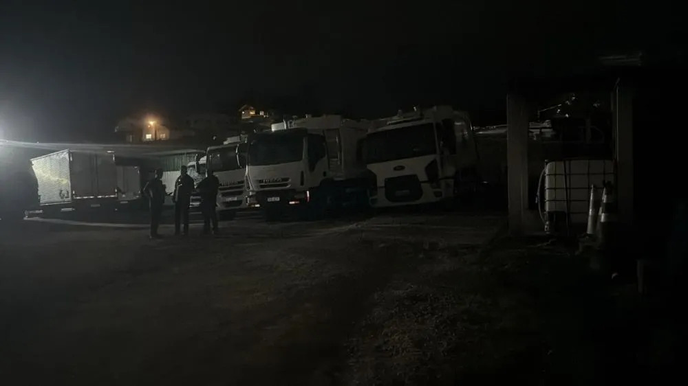 Operação 'DNA do Crime' apreende 95 veículos e bloqueia 19 imóveis ligados a grupo familiar investigado por corrupção e fraude em licitações.