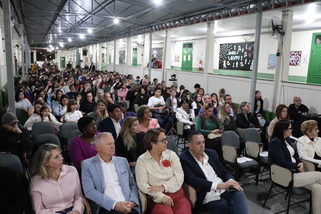 A mesa foi formada pelos vereadores, diretora, aluna e representantes do executivo municipal
