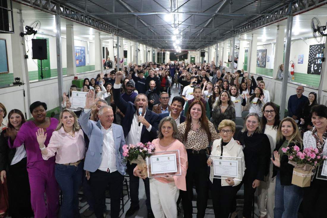 Pais, professores, ex-professores, autoridades e comunidade em geral lotaram o espaço destinado à sessão solene itinerante