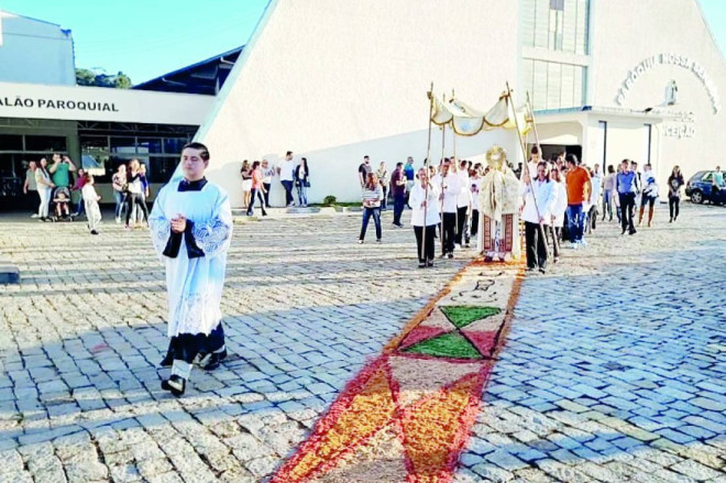 Os tradicionais tapetes ser&atilde;o confeccionados nas quatro par&oacute;quias da cidade