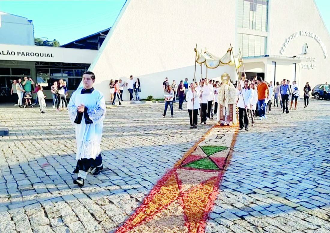 Os tradicionais tapetes serão confeccionados nas quatro paróquias da cidade
