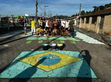 A via recebeu uma decora&ccedil;&atilde;o especial com fitas e bandeirinhas nas cores verde e amarelo, que enfeitam a rua e demonstram a torcida pela Sele&ccedil;&atilde;o Brasileira.
