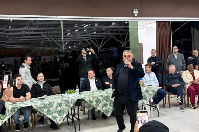 O pr&eacute;-candidato cumpre agenda em dez munic&iacute;pios do Vale do Itajapi