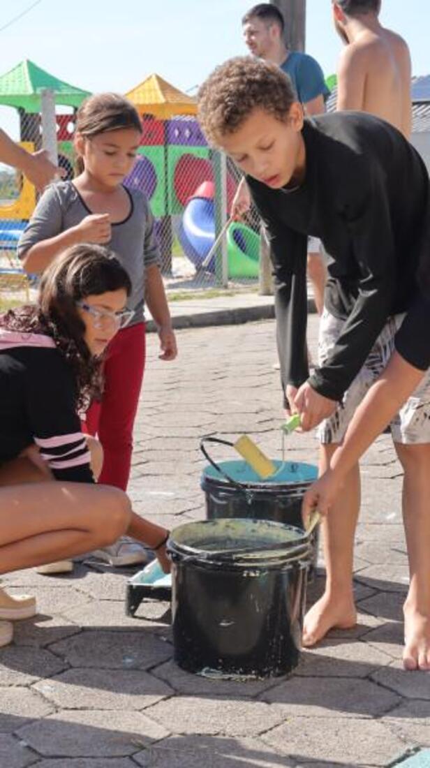 A via recebeu uma decora&ccedil;&atilde;o especial com fitas e bandeirinhas nas cores verde e amarelo, que enfeitam a rua e demonstram a torcida pela Sele&ccedil;&atilde;o Brasileira. 