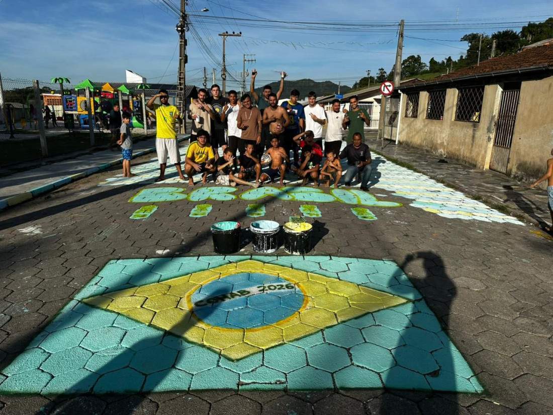 A via recebeu uma decora&ccedil;&atilde;o especial com fitas e bandeirinhas nas cores verde e amarelo, que enfeitam a rua e demonstram a torcida pela Sele&ccedil;&atilde;o Brasileira.
