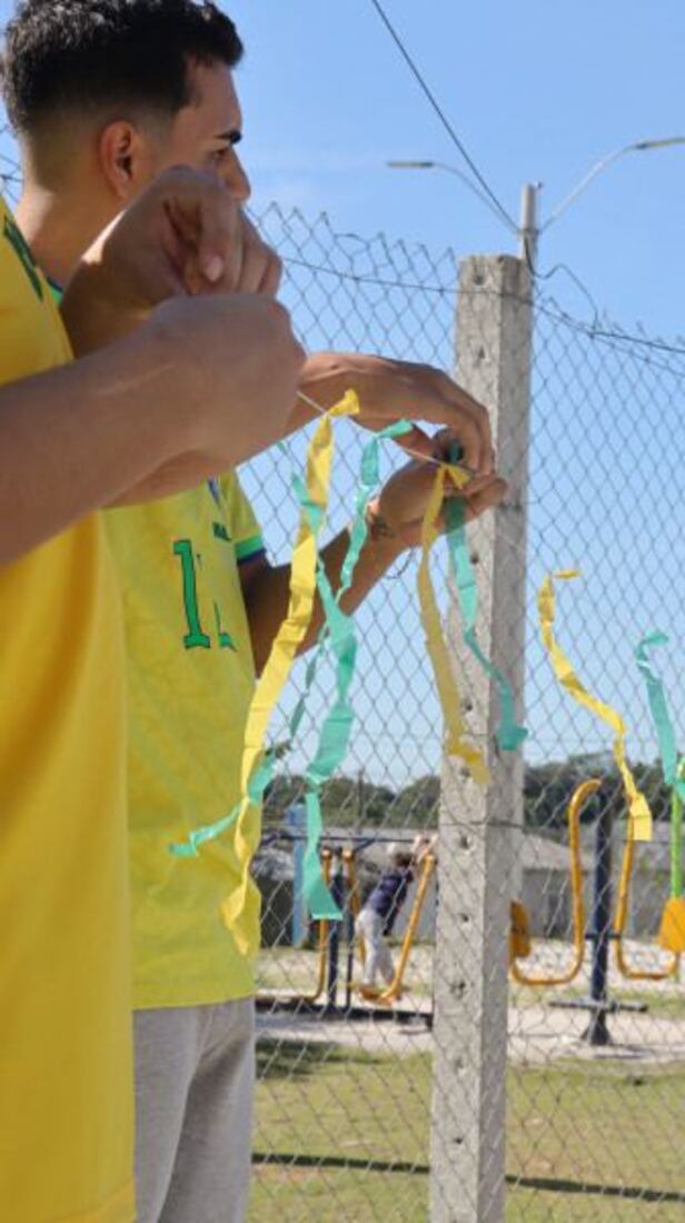 A via recebeu uma decora&ccedil;&atilde;o especial com fitas e bandeirinhas nas cores verde e amarelo, que enfeitam a rua e demonstram a torcida pela Sele&ccedil;&atilde;o Brasileira. 