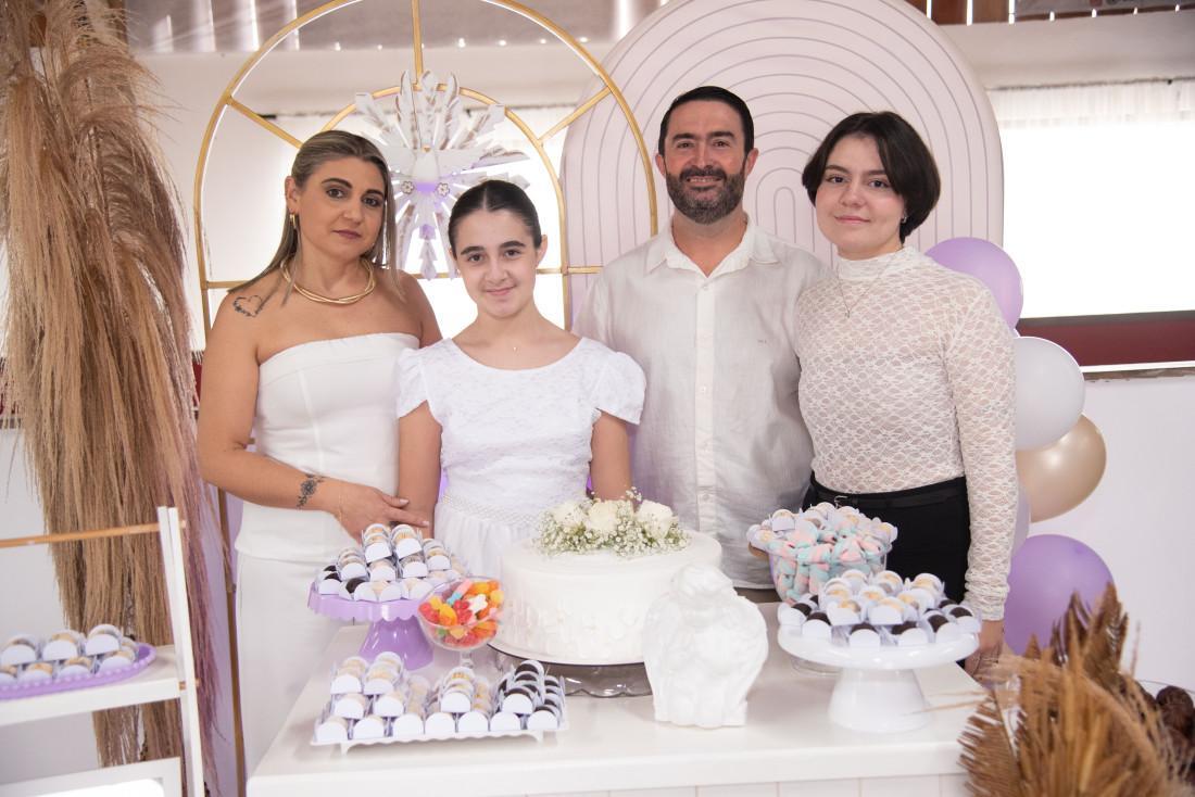 Ana Luiza celebrou sua Primeira Eucaristia ao lado dos pais, Jairo e Cintia, e da irm&atilde; Ana Clara
