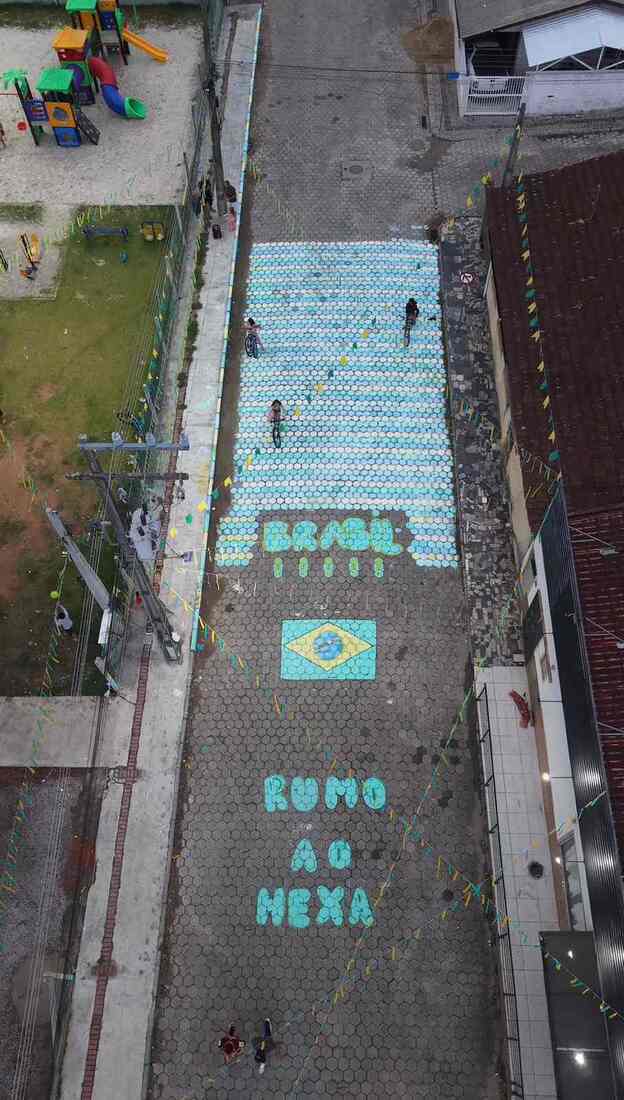 A via recebeu uma decora&ccedil;&atilde;o especial com fitas e bandeirinhas nas cores verde e amarelo, que enfeitam a rua e demonstram a torcida pela Sele&ccedil;&atilde;o Brasileira. 