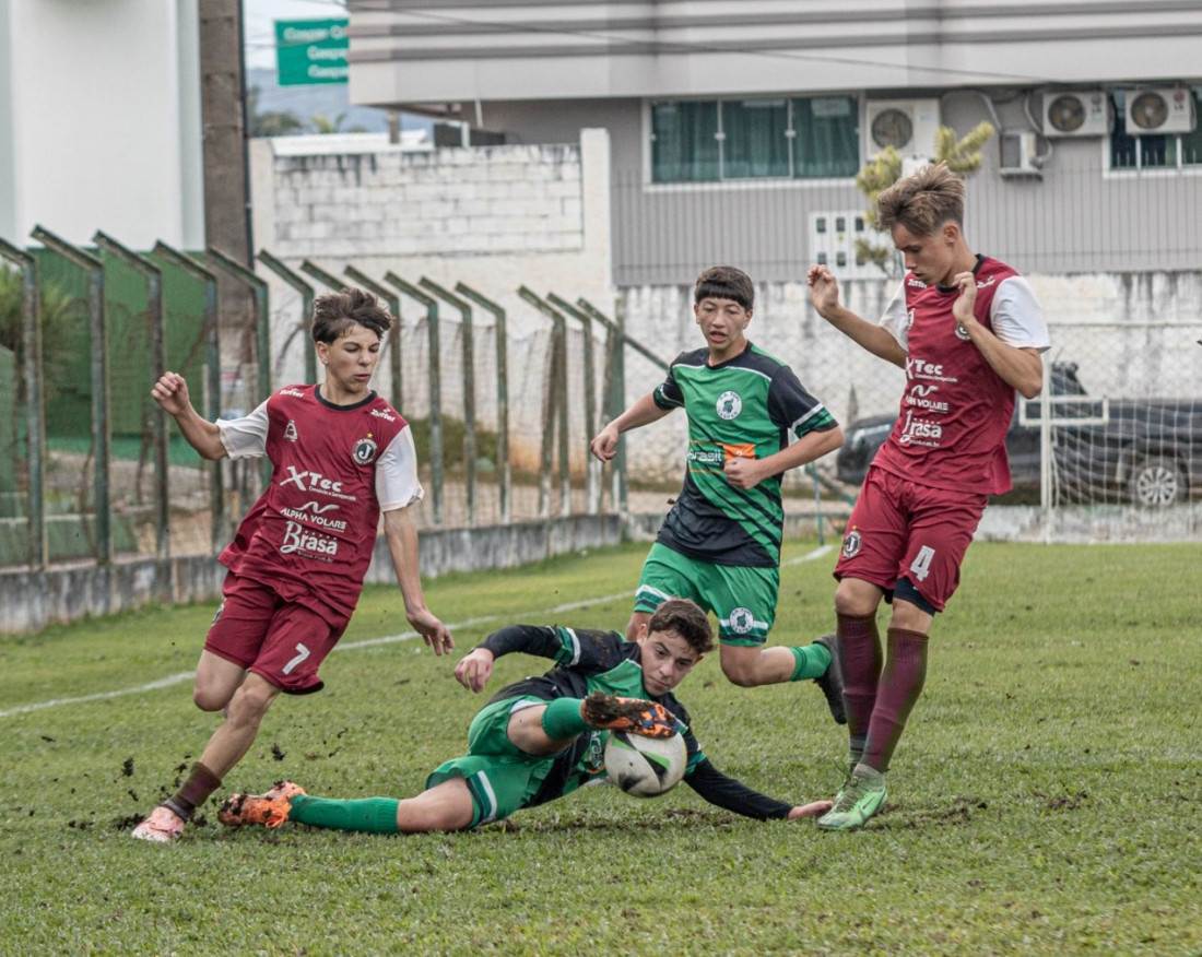 Os jogos acontecem a partir das 8h30 no Estádio Carlos Barbosa Fontes.

