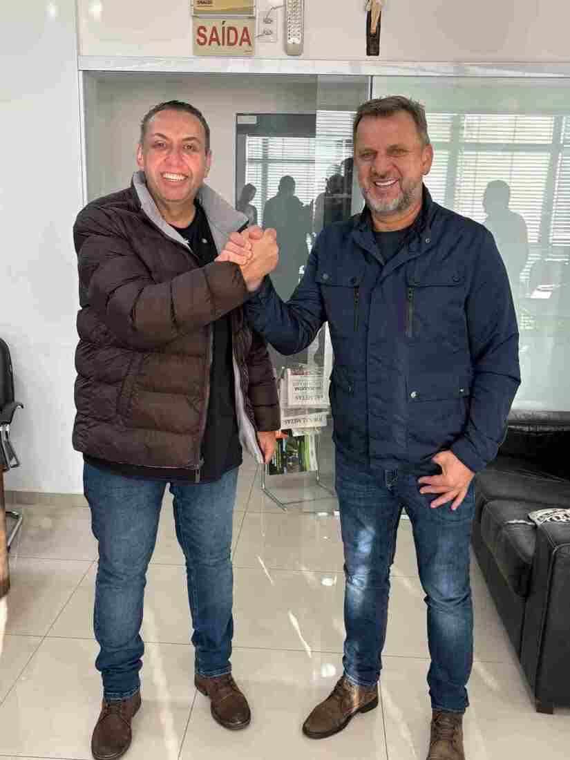 Pr&eacute;-candidatos Ciro do Beco, no bairro Gasparinho, e Jerry do Lagoa