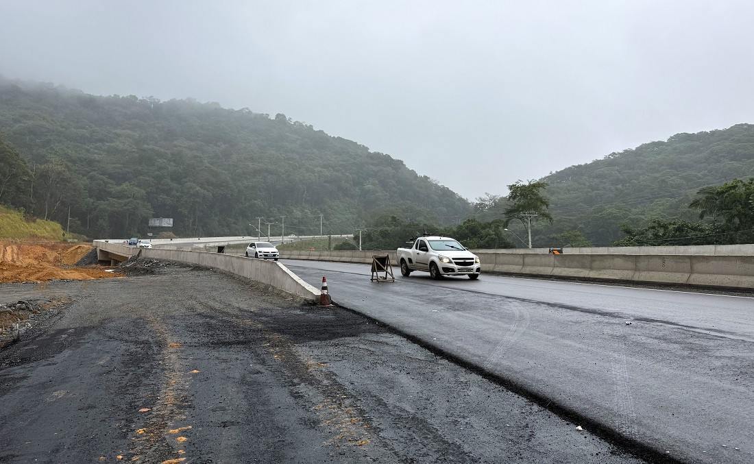 Pavimenta&ccedil;&atilde;o da pista de duplica&ccedil;&atilde;o avan&ccedil;a em diferentes segmentos