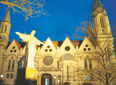 H&aacute; mais de 70 anos, as fam&iacute;lias gasparenses se uniram na constru&ccedil;&atilde;o da nova igreja