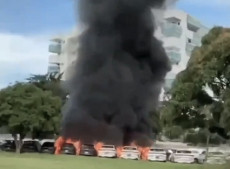 As duas aeronaves ca&iacute;ram sobre uma revenda de ve&iacute;culos