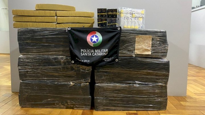 Na madrugada de s&aacute;bado, 13, em Palma Sola, uma a&ccedil;&atilde;o conjunta entre o 36&ordm; BPM/Fron e o Comando de Pol&iacute;cia Militar Rodovi&aacute;ria (CPMRv), resultou na apreens&atilde;o de aproximadamente mais de 118,7 quilos de maconha, al&eacute;m de mercadorias de origem estrangeira destinadas ao com&eacute;rcio irregular. 